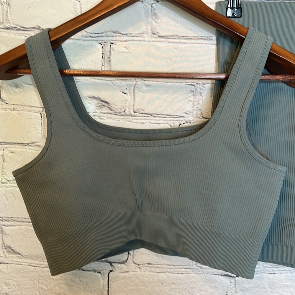 Two-Piece Ribbed Green Exercise Set Size Medium Excellent Condition - Picture 5 of 11